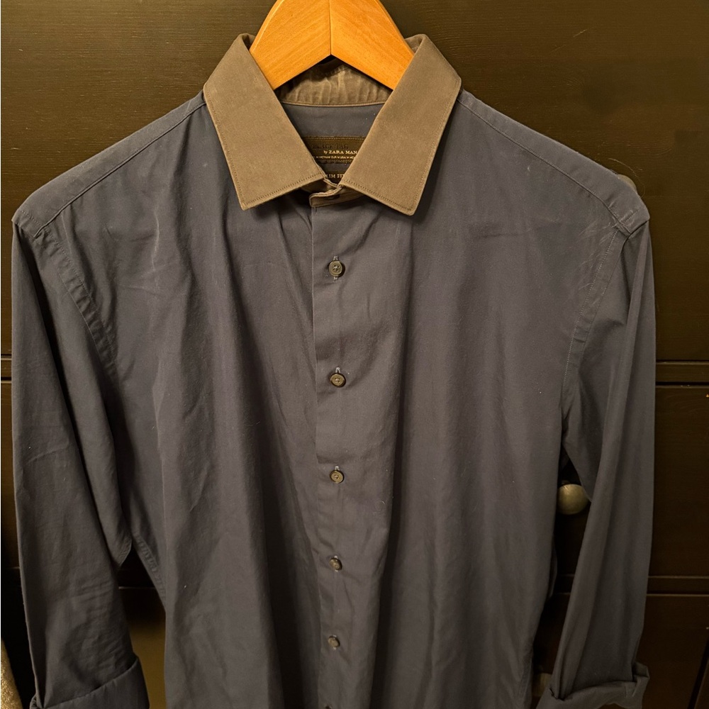 Zara Men's Dark Gray Button-Down Shirt with Brown Collar